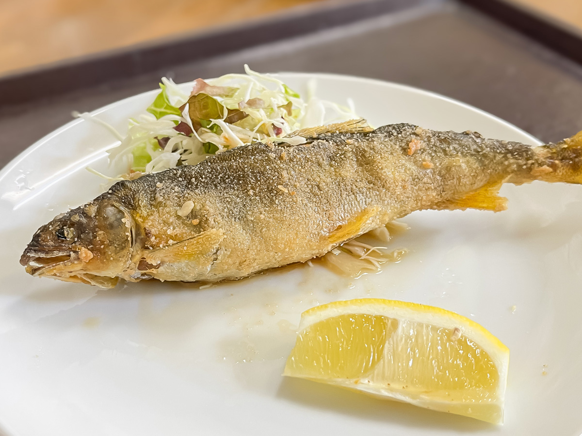 「湯来つり堀」で釣った”鮎”を塩焼き・唐揚げにしてもらって食べた!/広島県湯来町