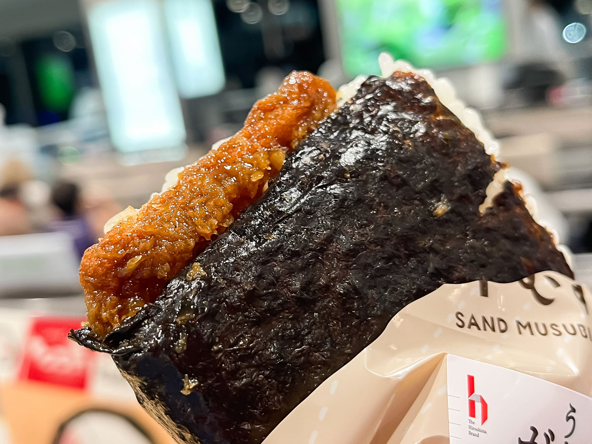 「ポプラ」の"うまいでがんすむすび"食べたよ！／広島空港