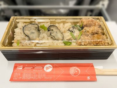 「かなわ」の牡蠣飯とカキフライが一緒に食べられる”かきフライ弁当”買ってみた／広島空港