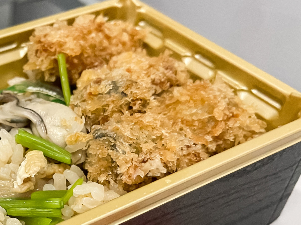 「かなわ」の牡蠣飯とカキフライが一緒に食べられる"かきフライ弁当"買ってみた／広島空港