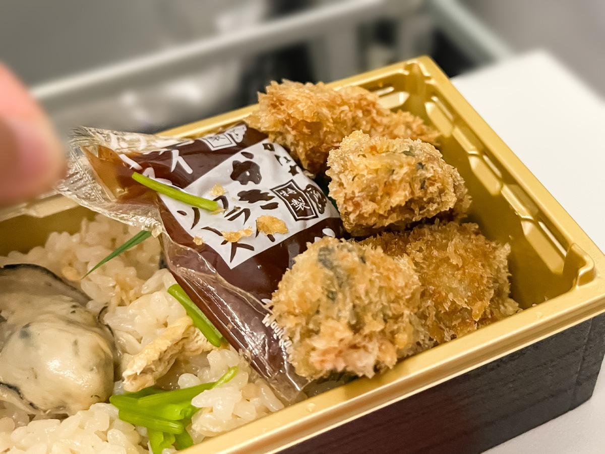 「かなわ」の牡蠣飯とカキフライが一緒に食べられる"かきフライ弁当"買ってみた／広島空港