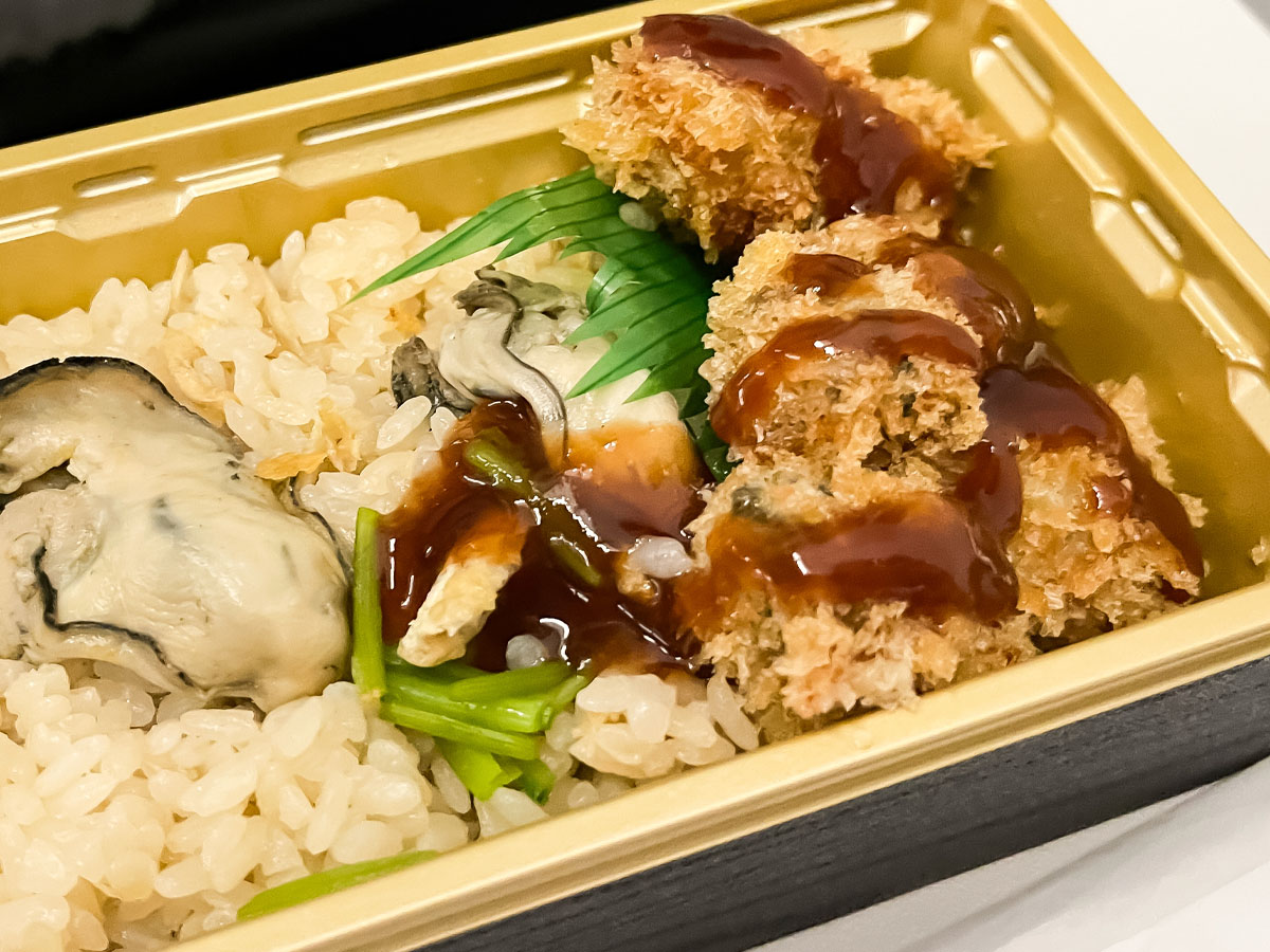 「かなわ」の牡蠣飯とカキフライが一緒に食べられる"かきフライ弁当"買ってみた／広島空港