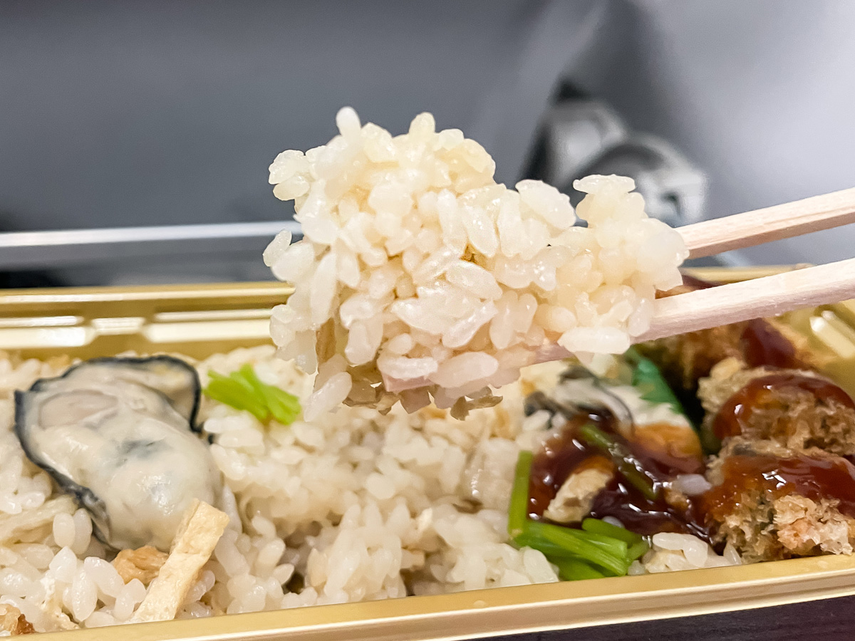 「かなわ」の牡蠣飯とカキフライが一緒に食べられる"かきフライ弁当"買ってみた／広島空港