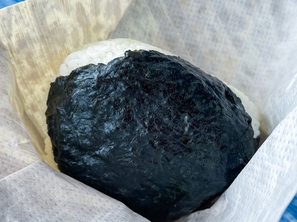 「佐藤水産」の大きなおにぎり(手まり筋子と鮭・いくら)食べたよ！／羽田空港・空弁工房