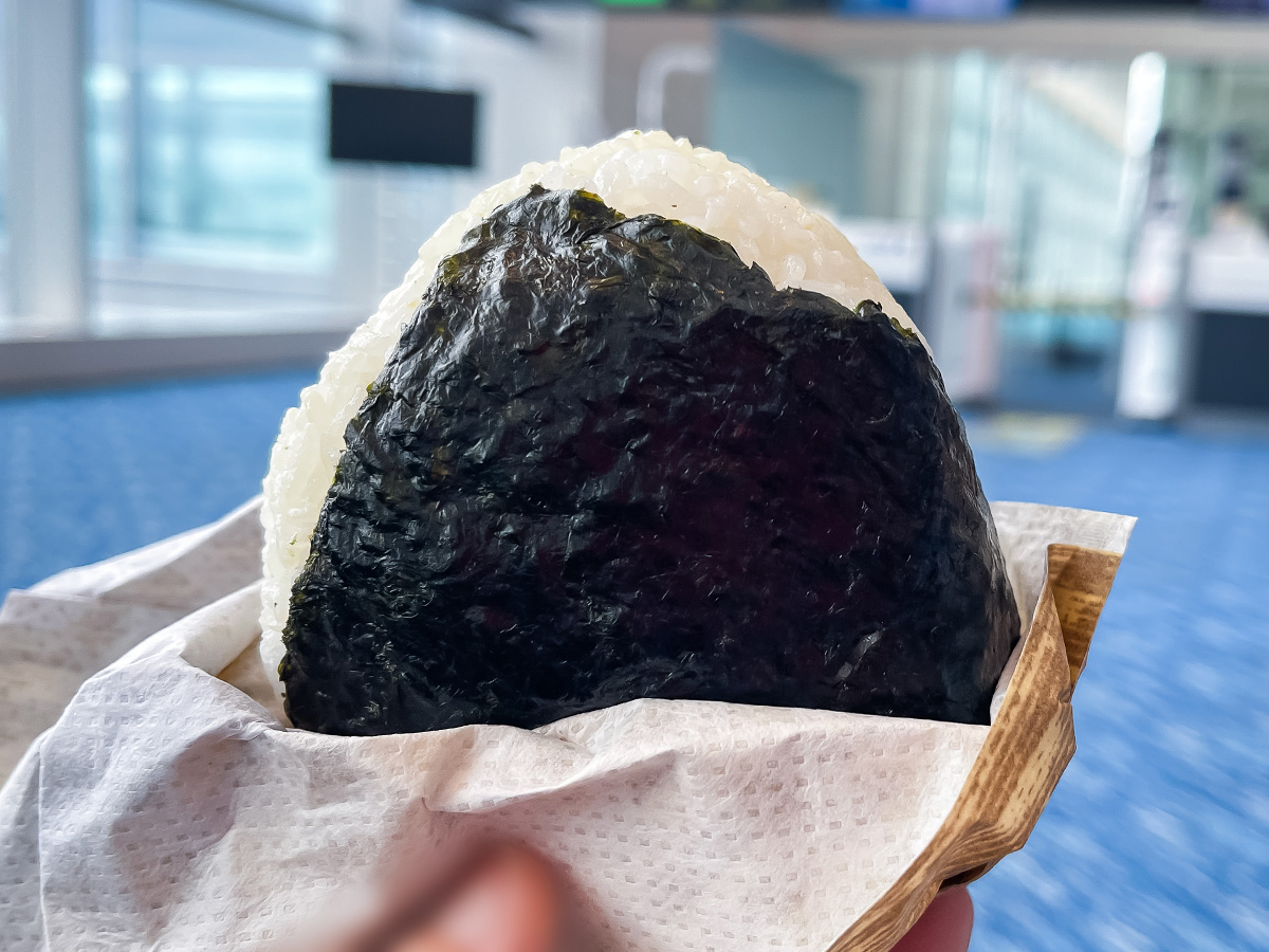 「佐藤水産」の大きなおにぎり(手まり筋子と鮭・いくら)食べたよ！／羽田空港・空弁工房