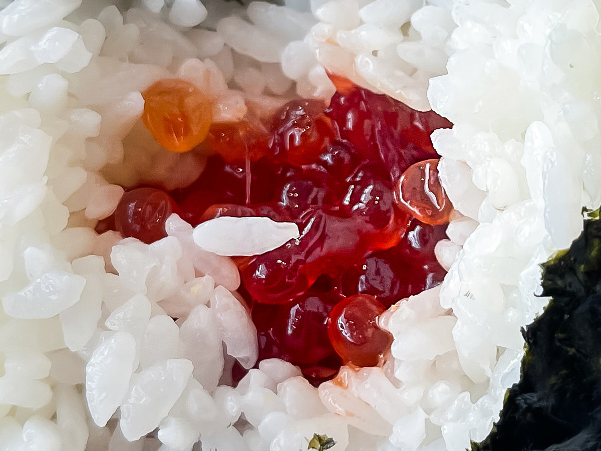 「佐藤水産」の大きなおにぎり(手まり筋子と鮭・いくら)食べたよ！／羽田空港・空弁工房