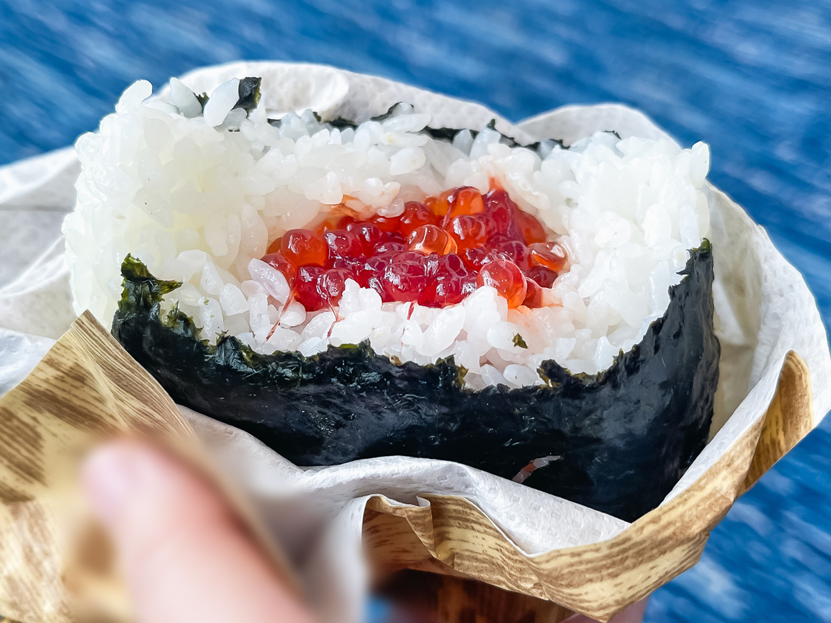 「佐藤水産」の大きなおにぎり(手まり筋子と鮭・いくら)食べたよ！／羽田空港・空弁工房