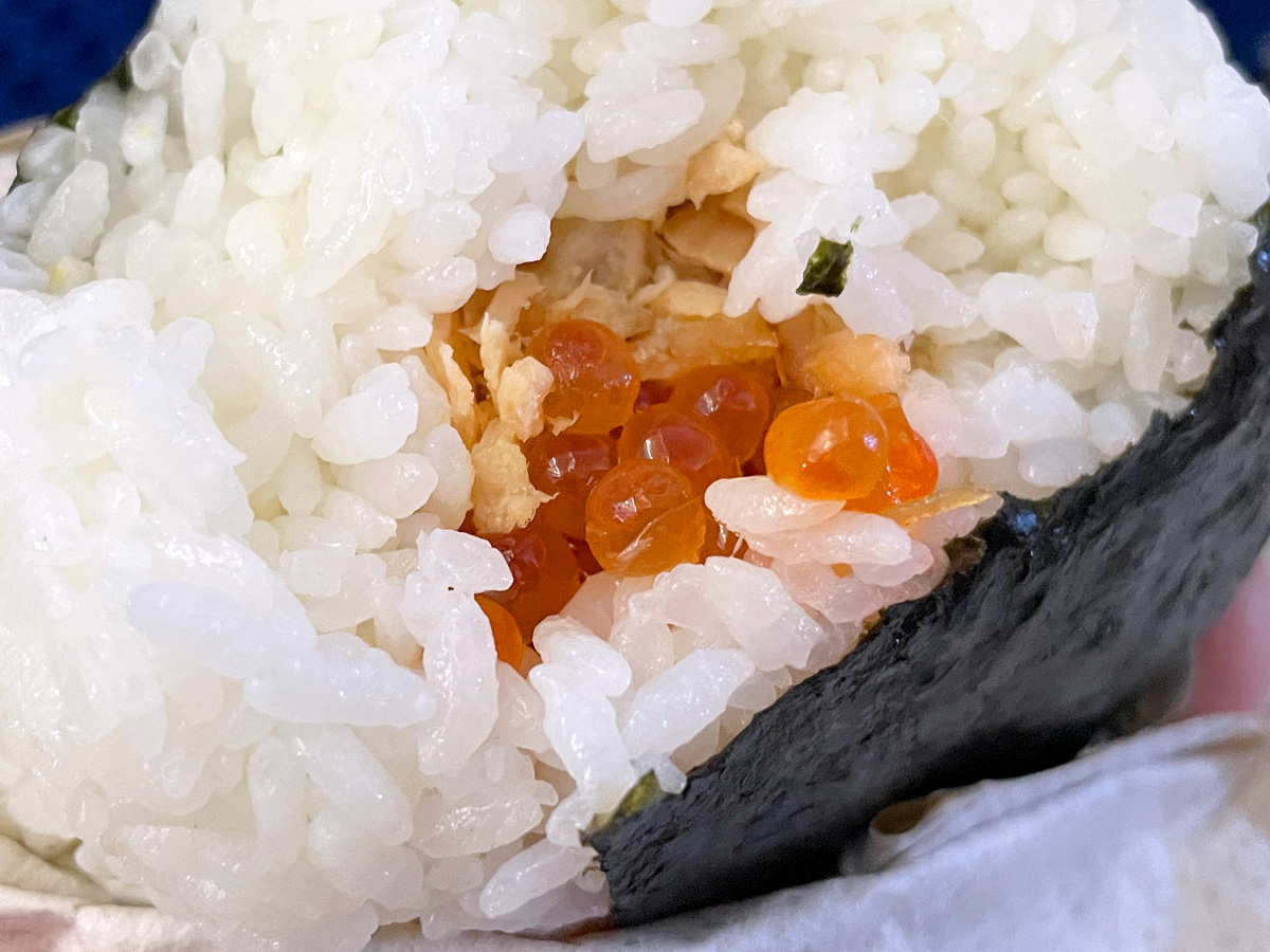 「佐藤水産」の大きなおにぎり(手まり筋子と鮭・いくら)食べたよ！／羽田空港・空弁工房