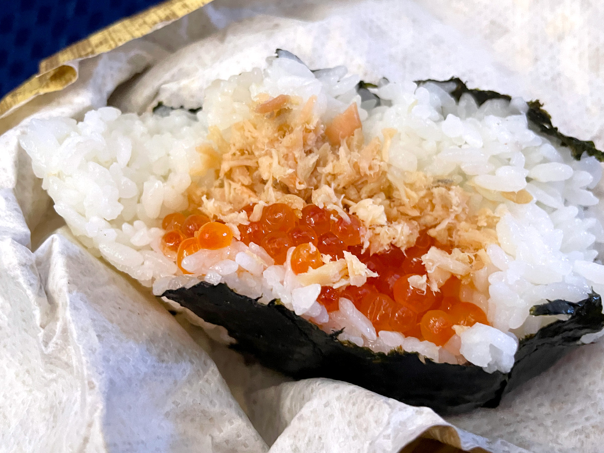 「佐藤水産」の大きなおにぎり(手まり筋子と鮭・いくら)食べたよ！／羽田空港・空弁工房