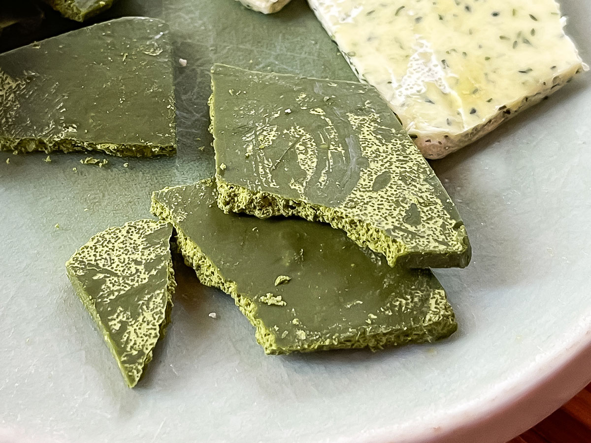 「石蔵カフェ」でお茶とチョコレートのお菓子"茶これいと"を買ってみた！／宮崎県都城島津邸内