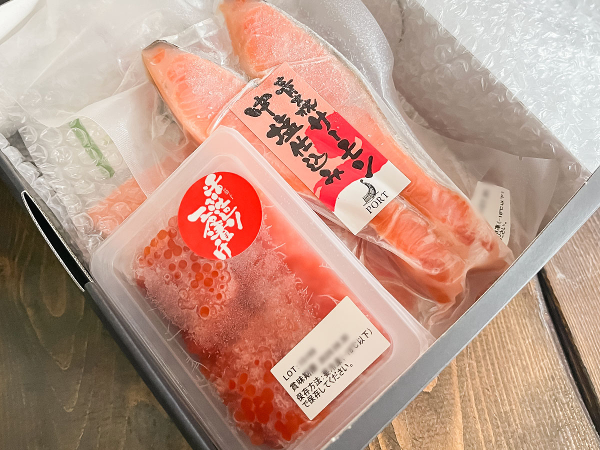 オカムラ食品工業(2938)の株主優待で、青森サーモン刺身・青森サーモン切り身、すじこきたよ！