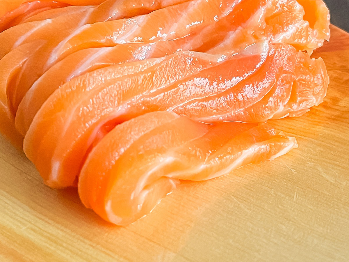 オカムラ食品工業(2938)の株主優待で、青森サーモン刺身・青森サーモン切り身、すじこきたよ！