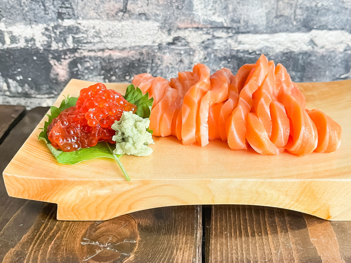 オカムラ食品工業(2938)の株主優待で、青森サーモン刺身・青森サーモン切り身、すじこきたよ！