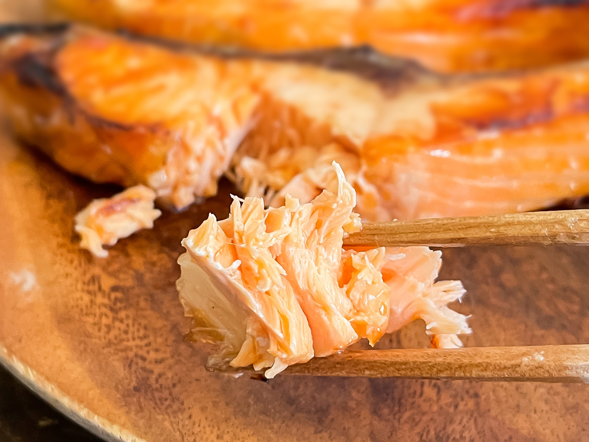 オカムラ食品工業(2938)の株主優待で、青森サーモン刺身・青森サーモン切り身、すじこきたよ！