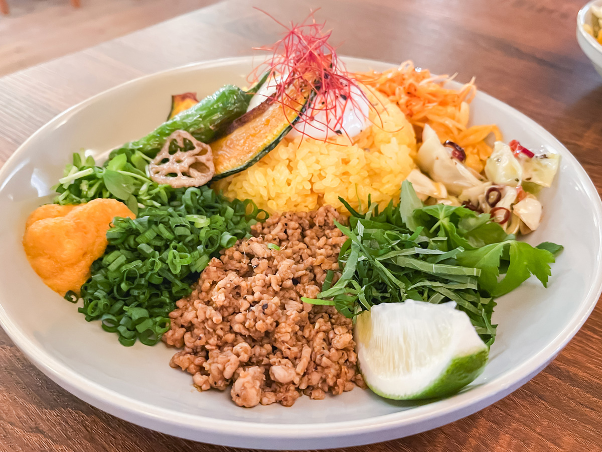 「スパイスカレー然(ぜん)」でチキンカレーとスパイスソボロカレー食べたよ！／宮崎県都城市