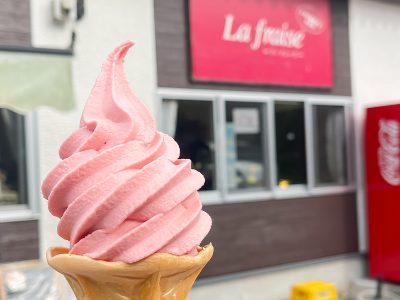 「La fraise(ラフレーズ)」 でピンク色のいちごソフトクリーム食べたよ!/鹿児島県曽於市
