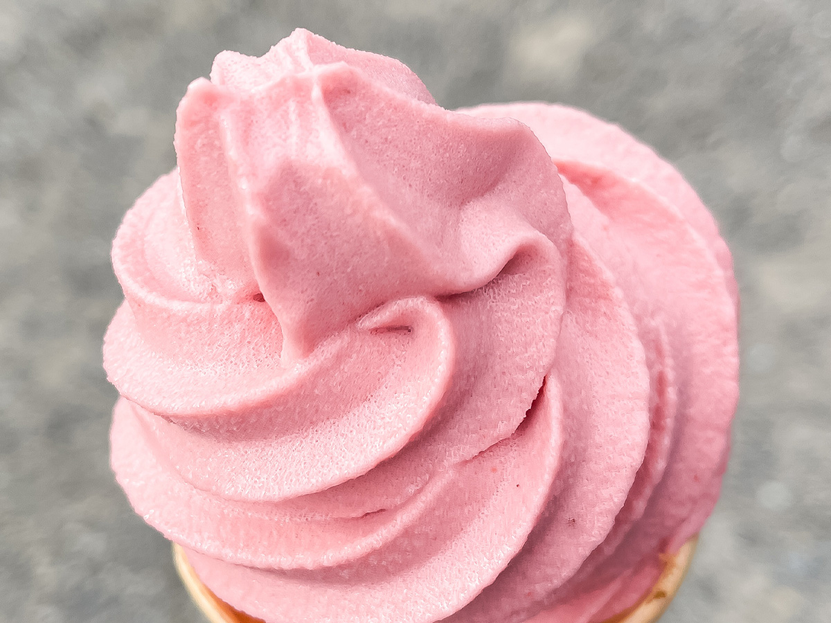 「La fraise(ラフレーズ)」 でピンク色のいちごソフトクリーム食べたよ！／宮崎県都城市