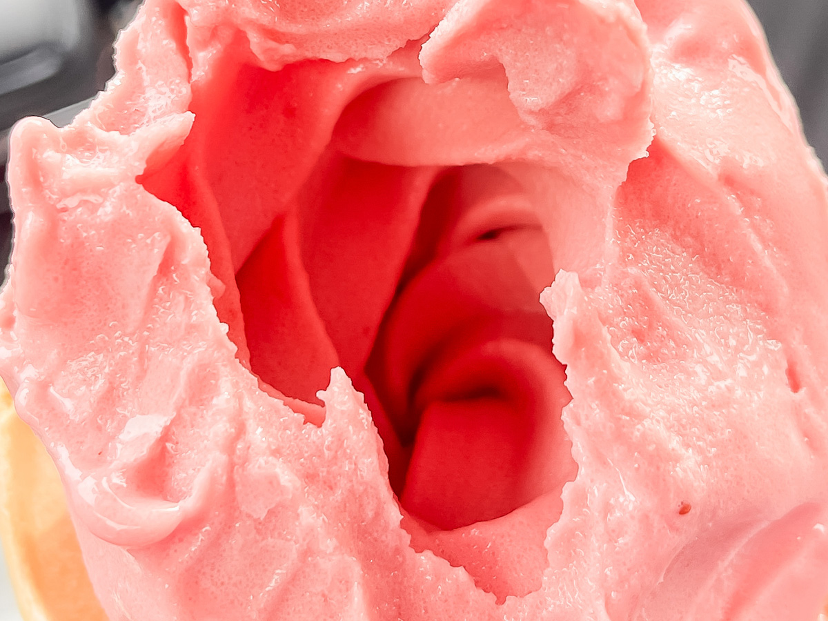 「La fraise(ラフレーズ)」 でピンク色のいちごソフトクリーム食べたよ！／宮崎県都城市