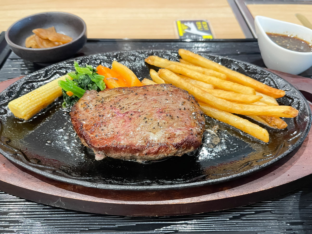 「キッチン グランマ」で宮崎牛サーロインステーキ、豚なんこつ味噌煮込み食べた！／道の駅 都城NiQLL(ニクル) 