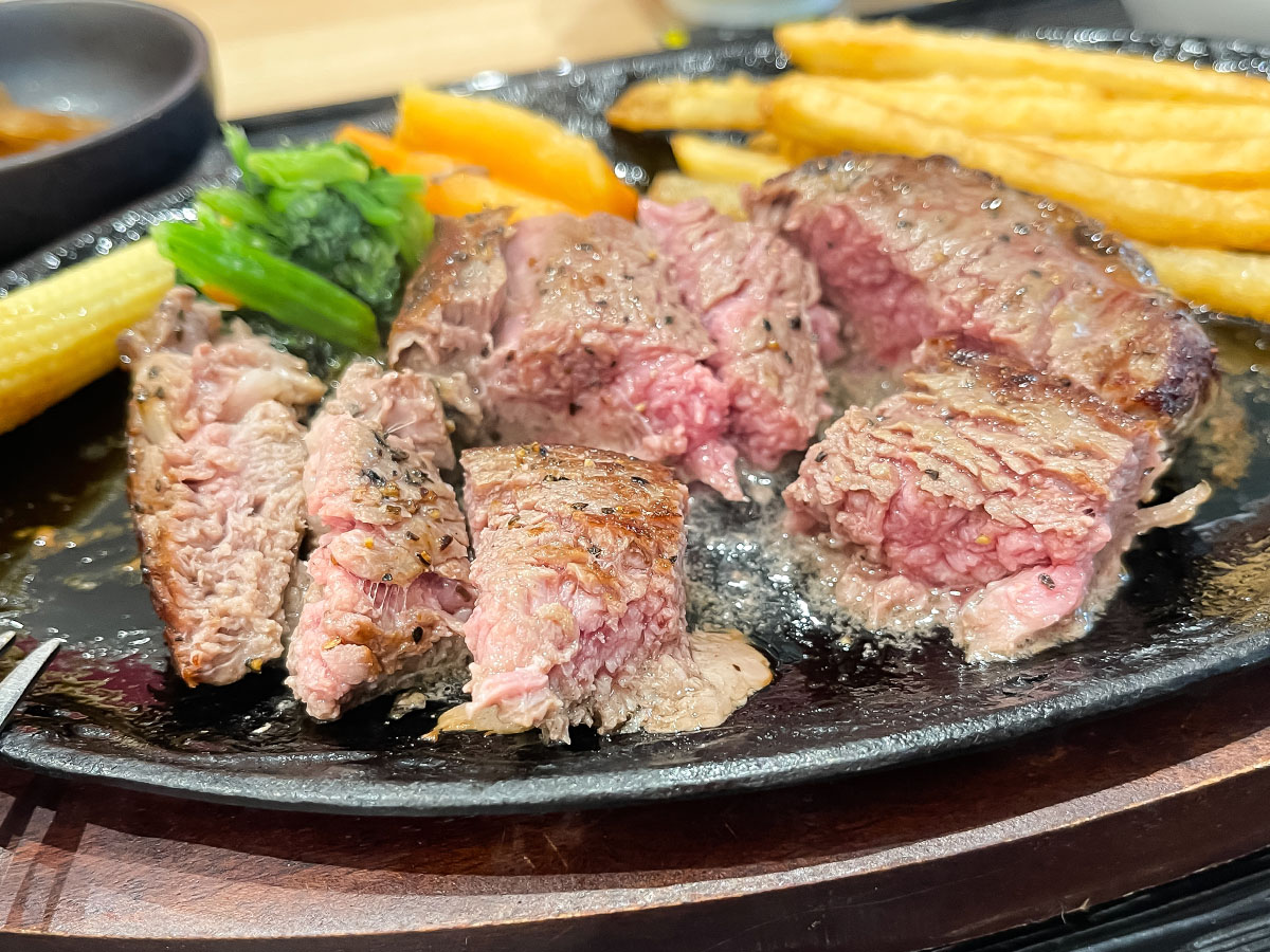 「キッチン グランマ」で宮崎牛サーロインステーキ、豚なんこつ味噌煮込み食べた！／道の駅 都城NiQLL(ニクル) 