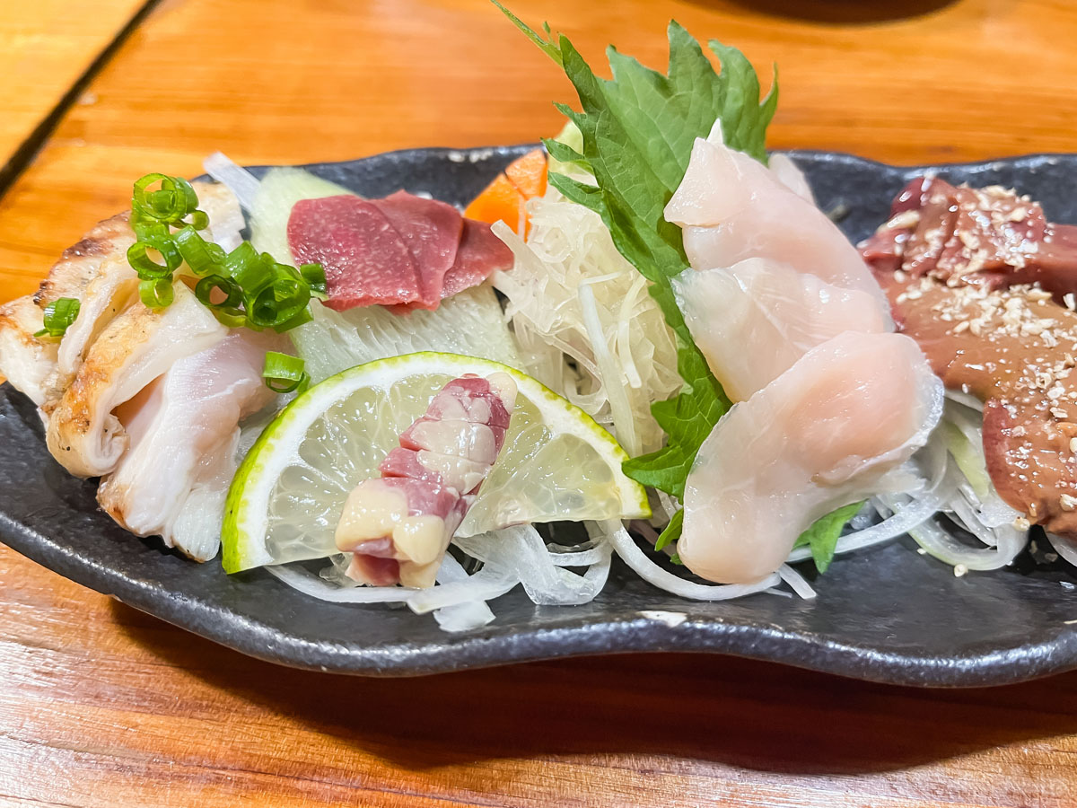 地鶏料理専門店「宮崎小林 地鶏の里」でお刺身盛合せ、親子孫丼食べたよ／宮崎県小林市