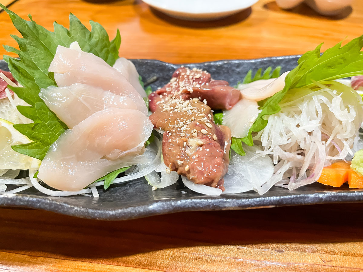 地鶏料理専門店「宮崎小林 地鶏の里」でお刺身盛合せ、親子孫丼食べたよ／宮崎県小林市