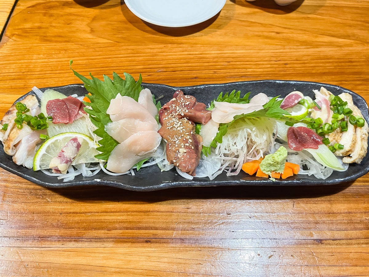 地鶏料理専門店「宮崎小林 地鶏の里」でお刺身盛合せ、親子孫丼食べたよ／宮崎県小林市