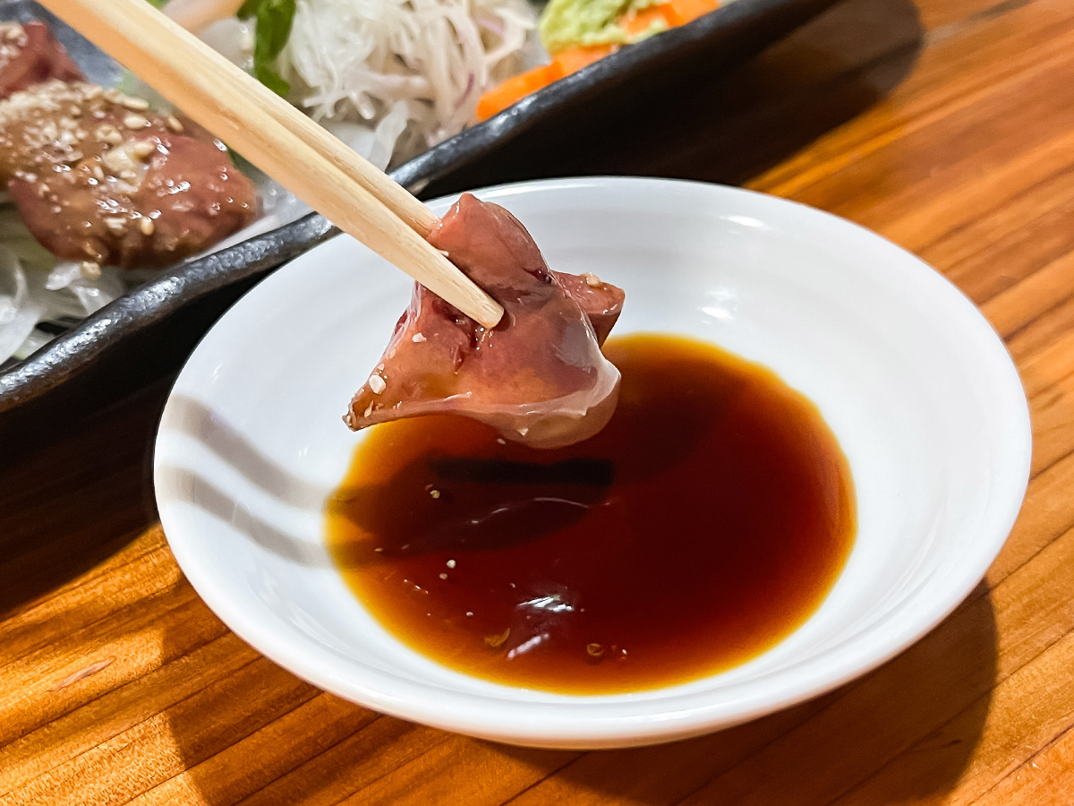 地鶏料理専門店「宮崎小林 地鶏の里」でお刺身盛合せ、親子孫丼食べたよ／宮崎県小林市