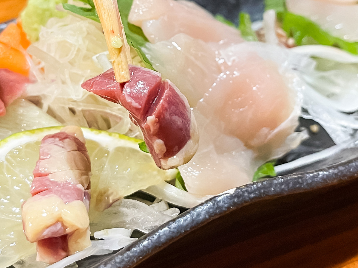 地鶏料理専門店「宮崎小林 地鶏の里」でお刺身盛合せ、親子孫丼食べたよ／宮崎県小林市