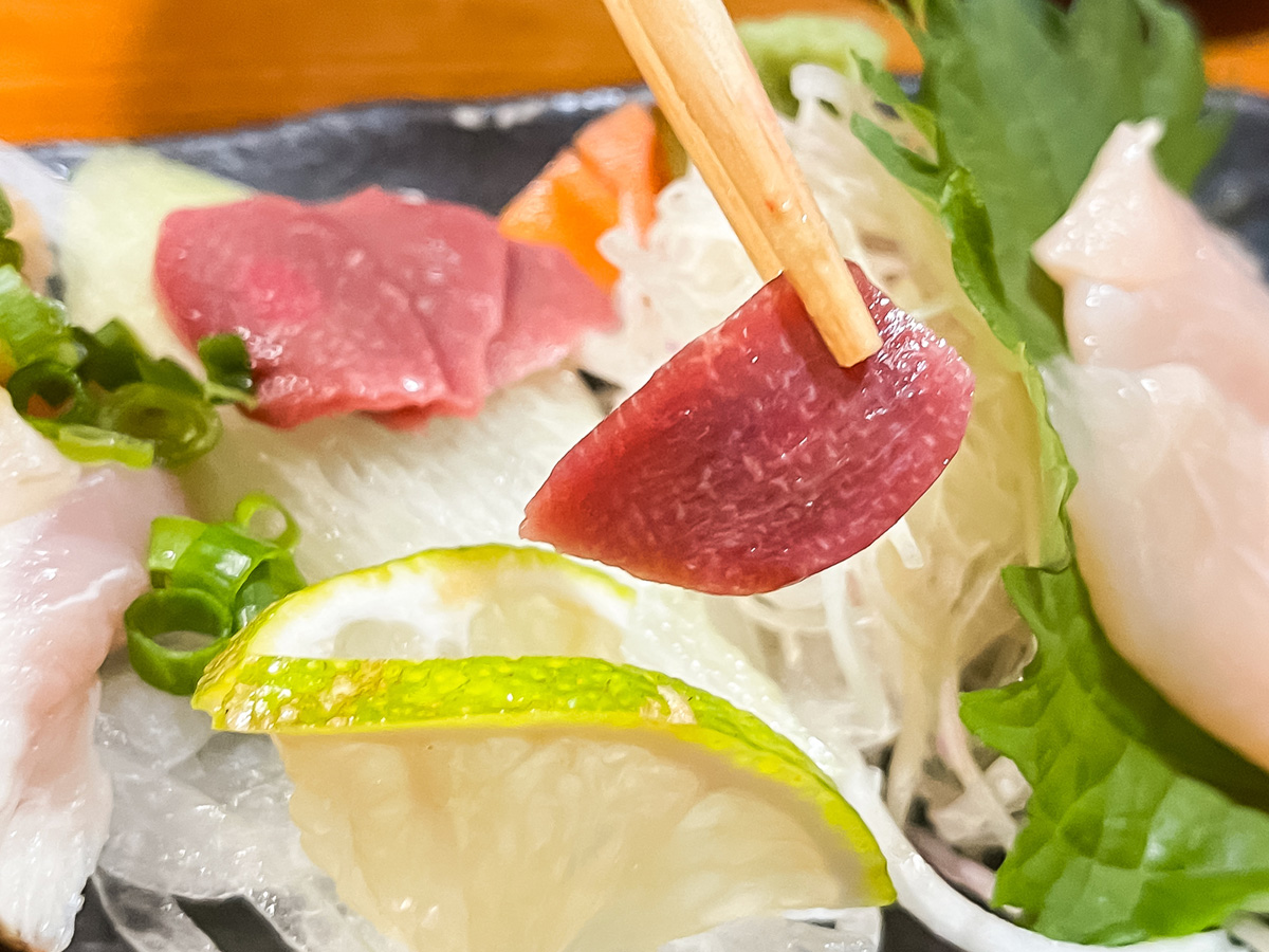 地鶏料理専門店「宮崎小林 地鶏の里」でお刺身盛合せ、親子孫丼食べたよ／宮崎県小林市