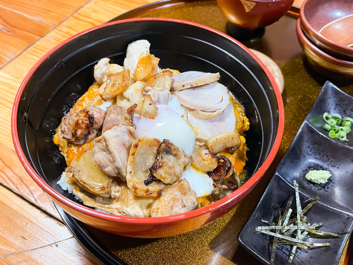 地鶏料理専門店「宮崎小林 地鶏の里」でお刺身盛合せ、親子孫丼食べたよ／宮崎県小林市