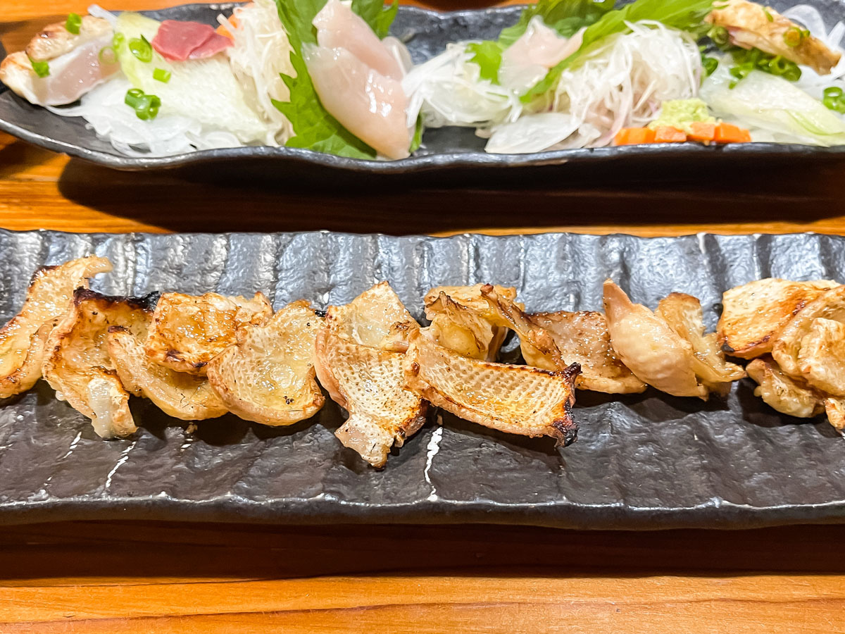 地鶏料理専門店「宮崎小林 地鶏の里」でお刺身盛合せ、親子孫丼食べたよ／宮崎県小林市