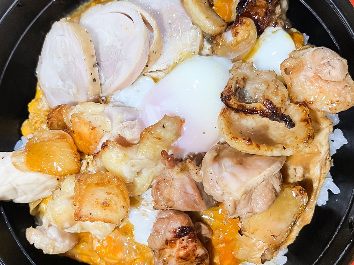 地鶏料理専門店「宮崎小林 地鶏の里」でお刺身盛合せ、親子孫丼食べたよ／宮崎県小林市