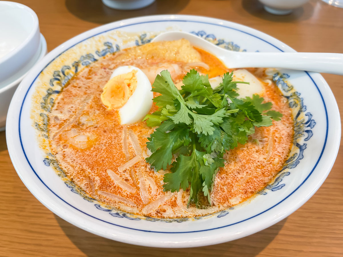 「威南記海南鶏飯(ウィーナムキー ハイナンチキンライス)」でローストチキンヌードルとラクサ食べた/東京・田町店