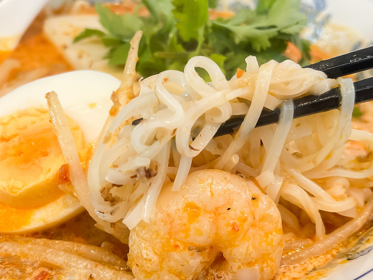 「威南記海南鶏飯(ウィーナムキー ハイナンチキンライス)」でローストチキンヌードルとラクサ食べた/東京・田町店