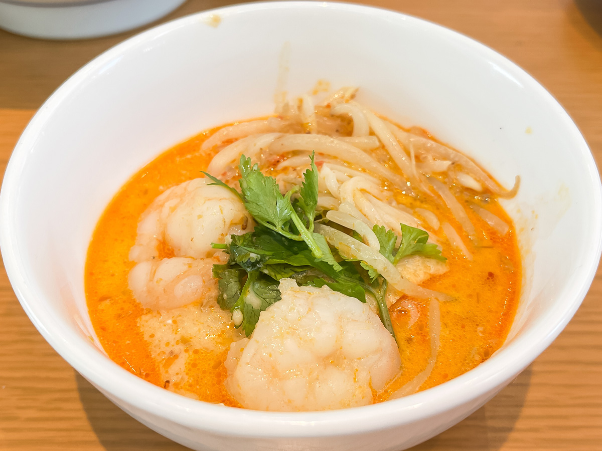 「威南記海南鶏飯(ウィーナムキー ハイナンチキンライス)」でローストチキンヌードルとラクサ食べた/東京・田町店