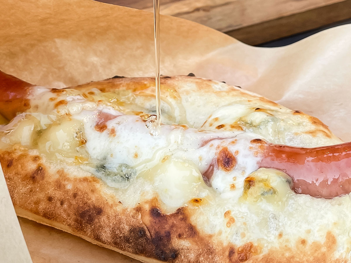 「DIVERTENTE(ディヴェルテンテ)」でナポリピザドッグ食べたよ!/クリスマスマーケットイン横浜赤レンガ倉庫