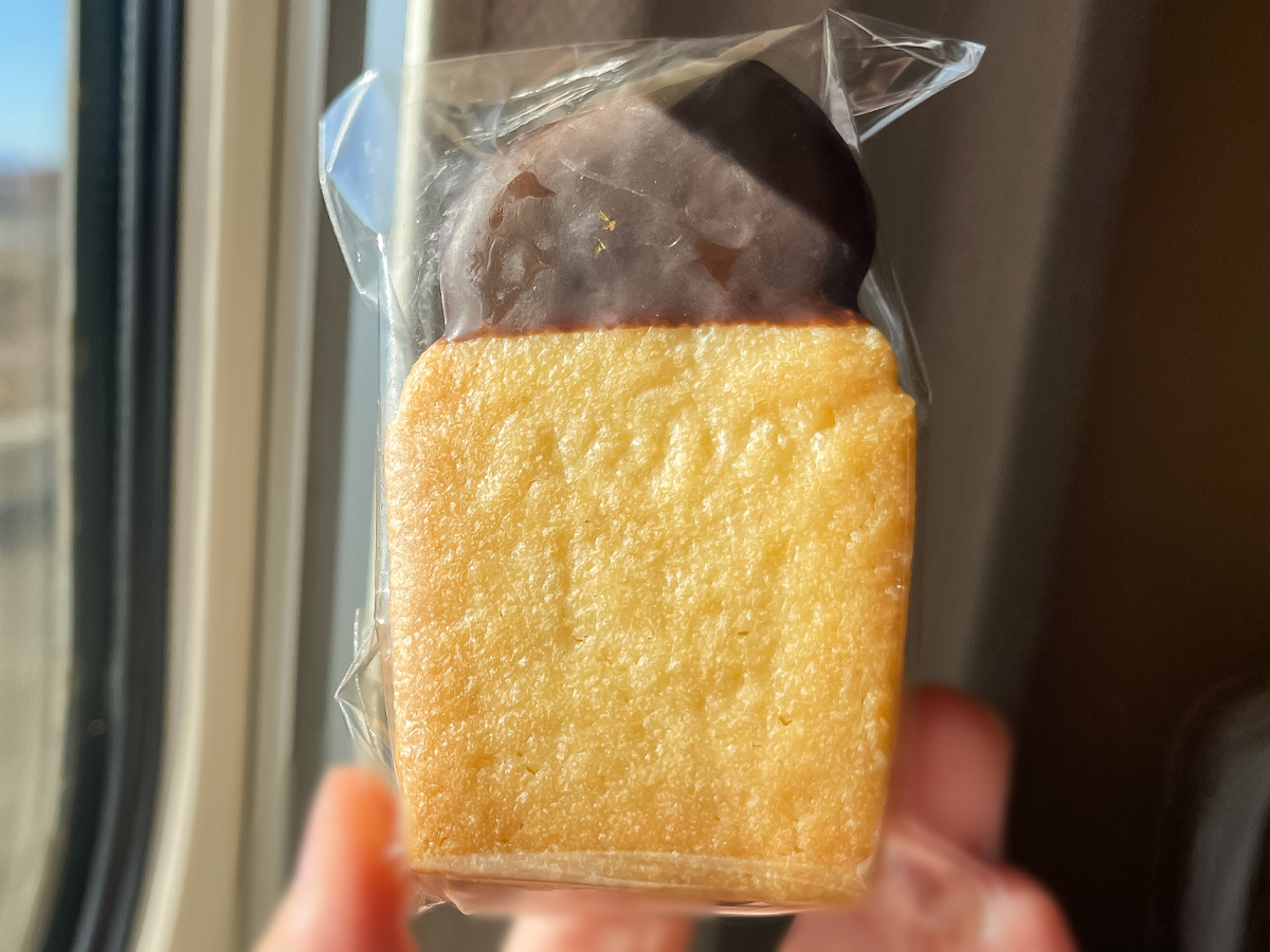 「Fairycake Fair(フェアリーケーキフェア)」で生バターサンドのレーズンといちごラズベリー買ってみた／東京駅改札内 グランスタ