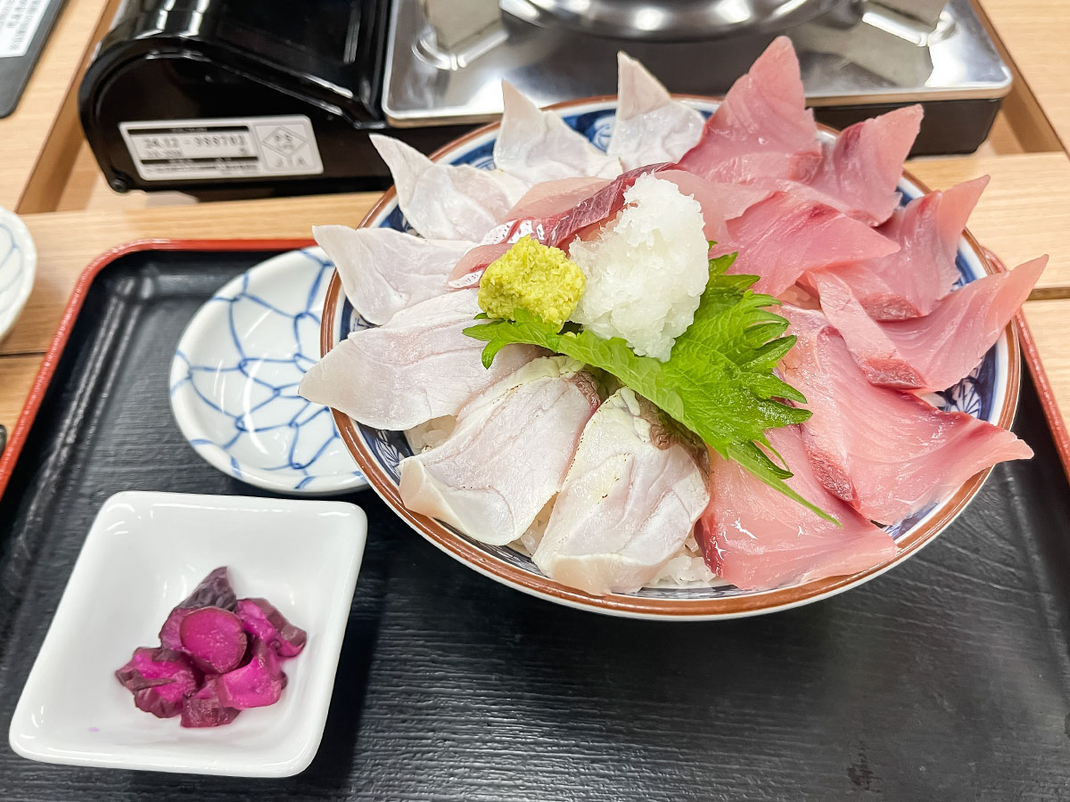 「氷見港魚市場食堂」でブリ丼定食、白えびの刺身とコロッケ食べた!/富山県氷見港