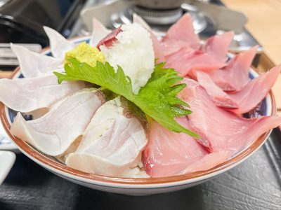 「氷見港魚市場食堂」でブリ丼定食、白えびの刺身とコロッケ食べた！／富山県氷見港