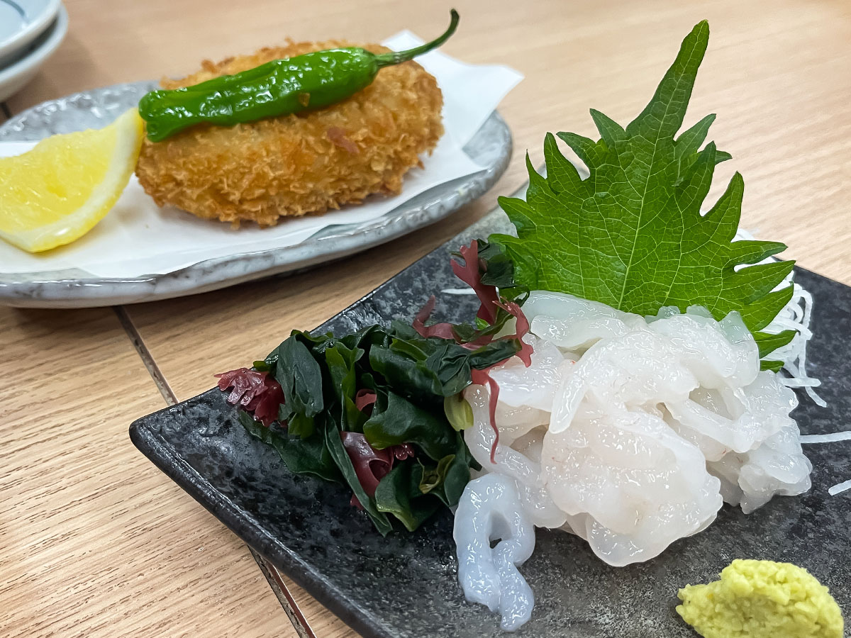 「氷見港魚市場食堂」でブリ丼定食、白えびの刺身とコロッケ食べた!/富山県氷見港