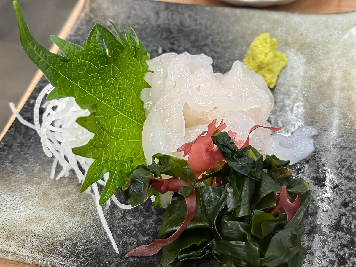 「氷見港魚市場食堂」でブリ丼定食、白えびの刺身とコロッケ食べた!/富山県氷見港
