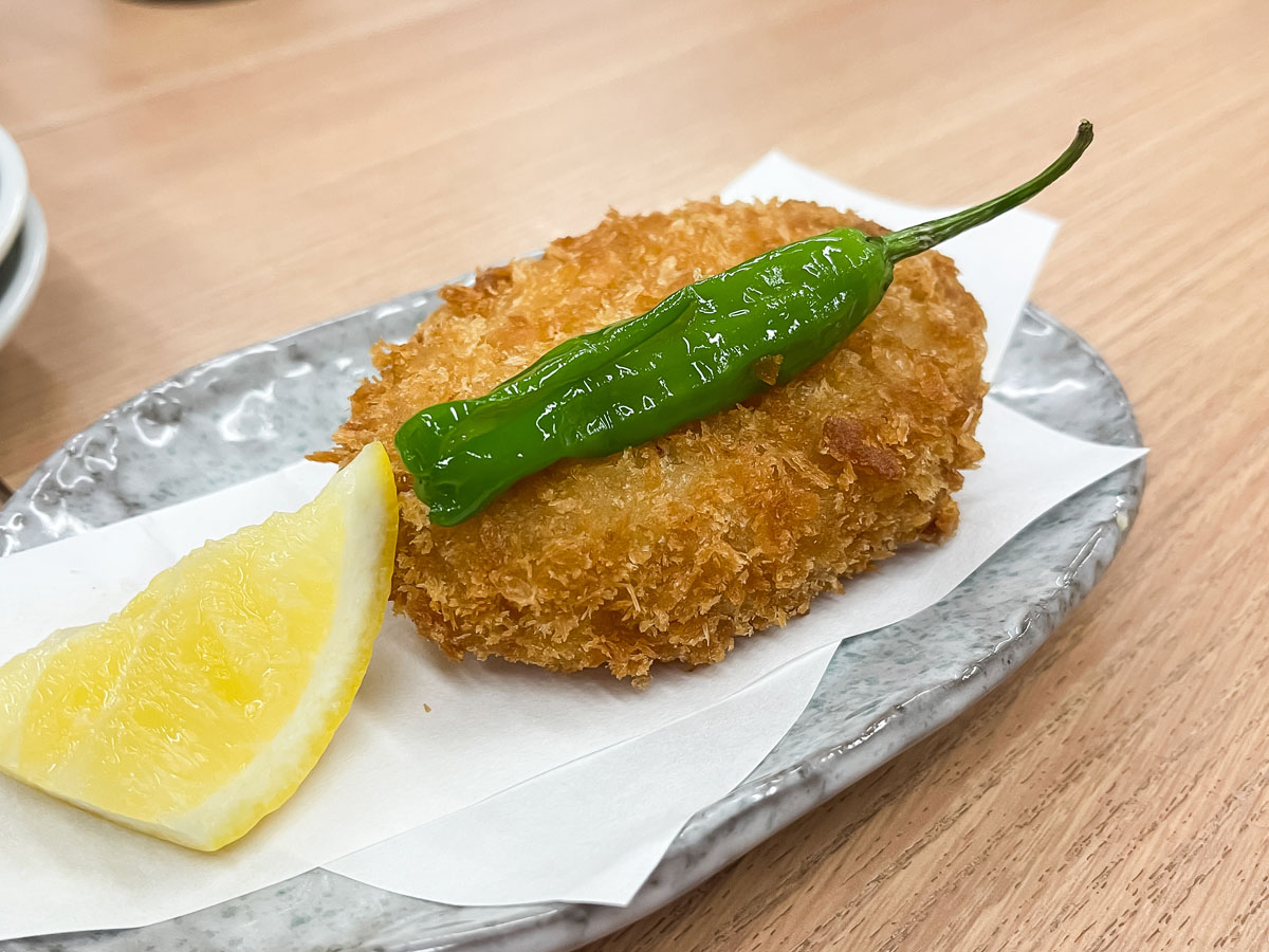 「氷見港魚市場食堂」でブリ丼定食、白えびの刺身とコロッケ食べた!/富山県氷見港