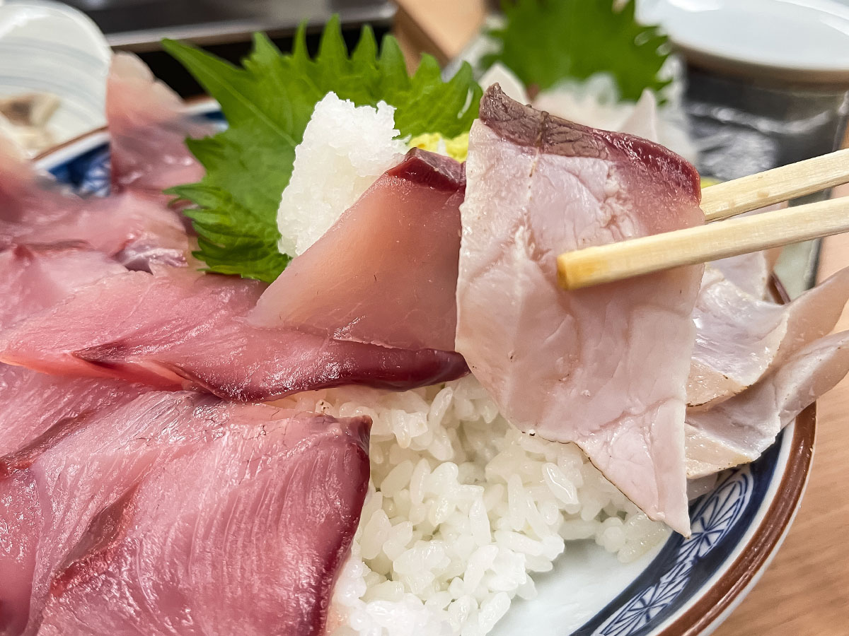 「氷見港魚市場食堂」でブリ丼定食、白えびの刺身とコロッケ食べた!/富山県氷見港