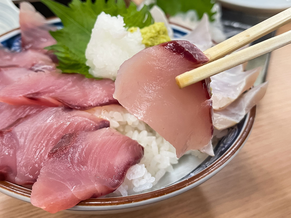 「氷見港魚市場食堂」でブリ丼定食、白えびの刺身とコロッケ食べた!/富山県氷見港