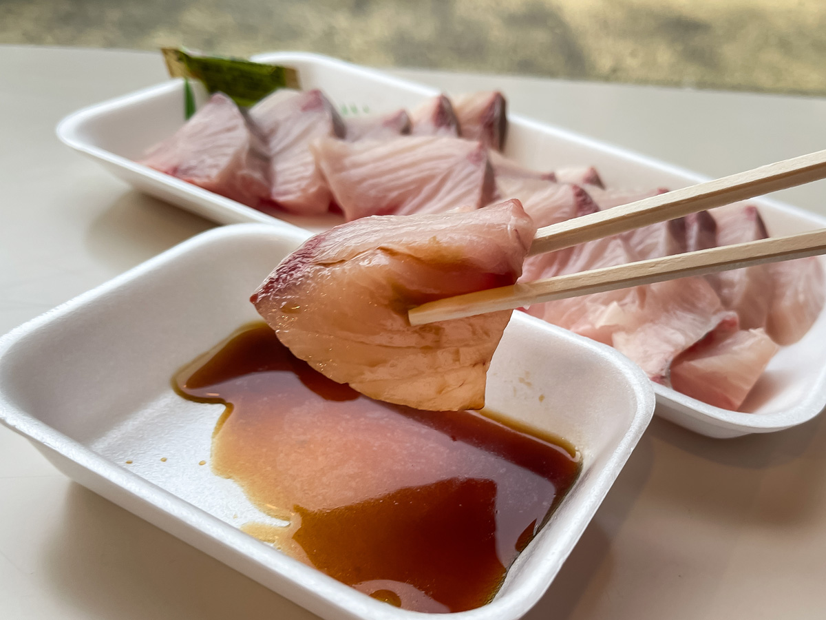 「ばんや鮮魚直売所 (森本漁業)」で、ブリの柵を切ってお刺身にしてもらったよ/富山県 氷見漁港場外市場 ひみ番屋街内