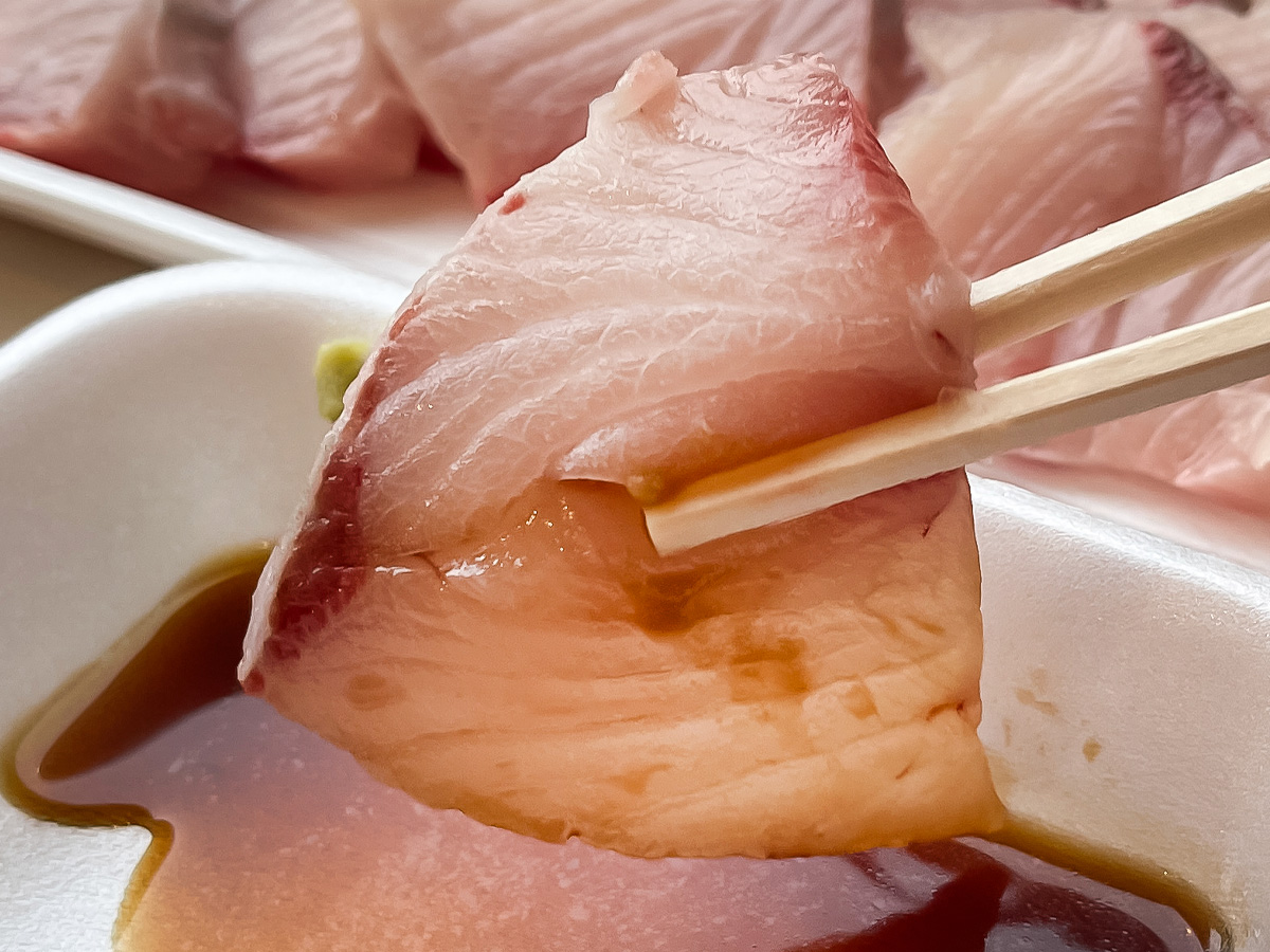 「ばんや鮮魚直売所 (森本漁業)」で、ブリの柵を切ってお刺身にしてもらったよ/富山県 氷見漁港場外市場 ひみ番屋街内