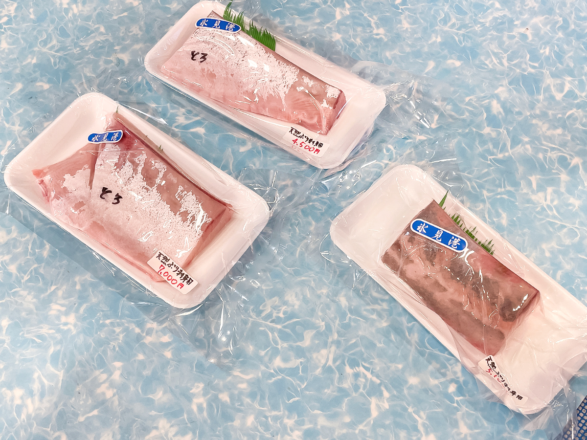 「ばんや鮮魚直売所 (森本漁業)」で、ブリの柵を切ってお刺身にしてもらったよ/富山県 氷見漁港場外市場 ひみ番屋街内