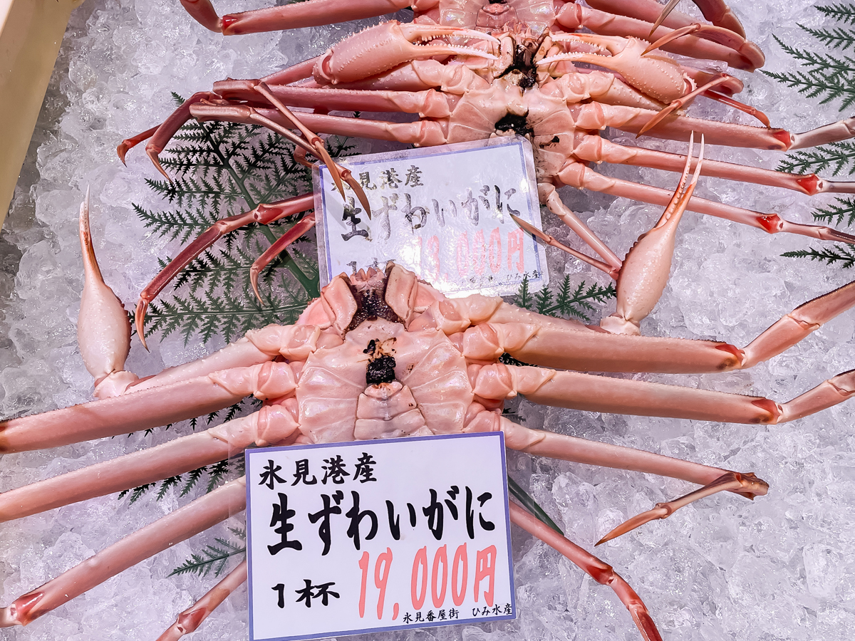 「ばんや鮮魚直売所 (森本漁業)」で、ブリの柵を切ってお刺身にしてもらったよ/富山県 氷見漁港場外市場 ひみ番屋街内