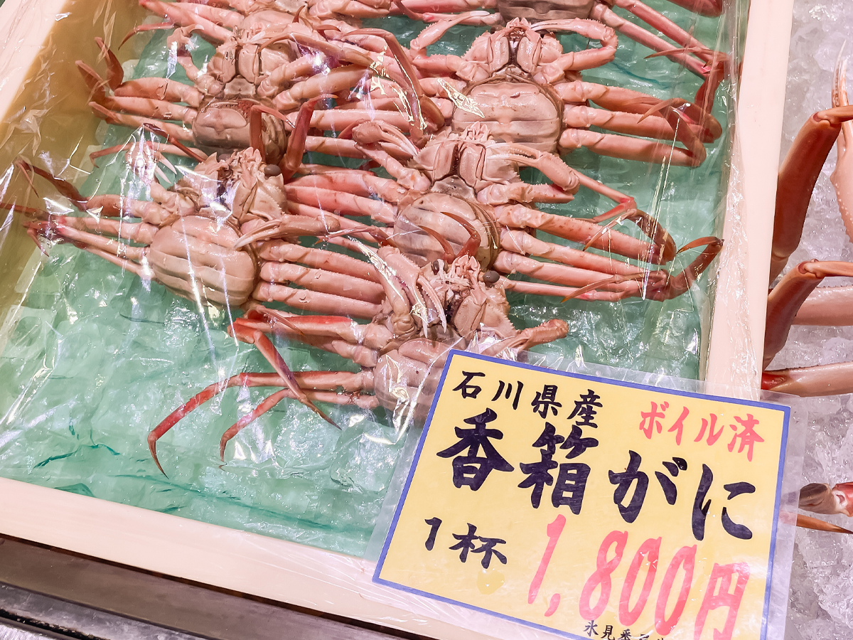 「ばんや鮮魚直売所 (森本漁業)」で、ブリの柵を切ってお刺身にしてもらったよ/富山県 氷見漁港場外市場 ひみ番屋街内